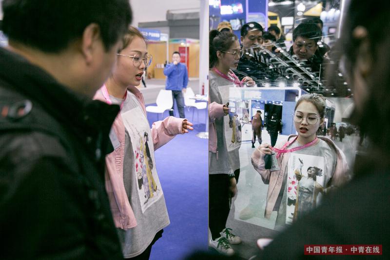 12月8日，北京国家会议中心，一位来自深圳的展商向观众介绍“魔镜”，这款产品结合了AR技术，有模拟化妆、电子动画等功能。本次博览会上的展品云集了云计算、物联网、3D打印、人工智能、虚拟现实、生物科技、石墨烯等科技，无人机、无人超市、无人仓库、智能运动、智慧农业、智能养老、创新旅游等双创产品和业态。段经琨/摄