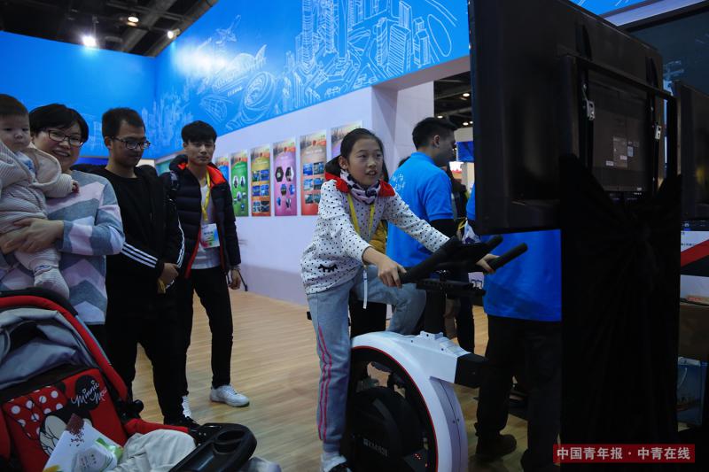 12月9日，一名小朋友体验全景自行车。中国青年报·中青在线记者 赵迪/摄