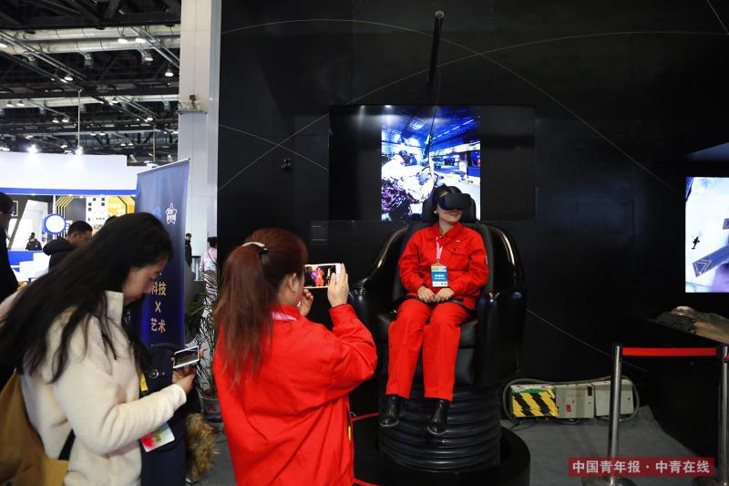 12月9日，观众体验VR影院产品。中国青年报·中青在线记者 赵迪/摄