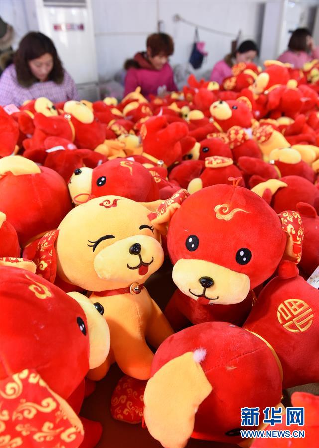 #（经济）（2）山东沂南：生肖狗玩具生产忙