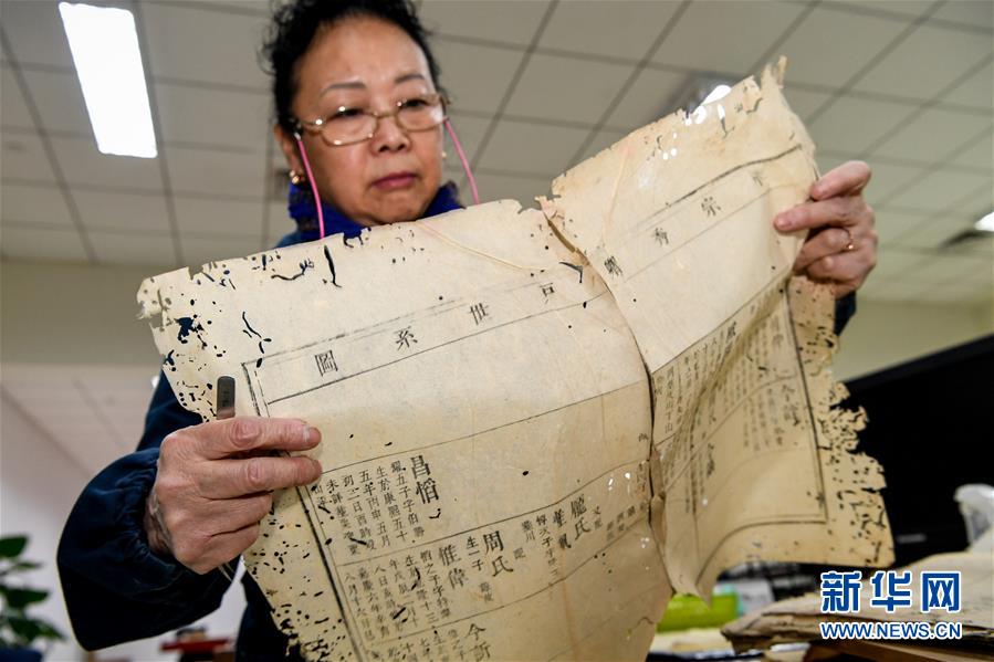 （图片故事）（2）70岁的袁东珏：给百余部古籍带来“新生”