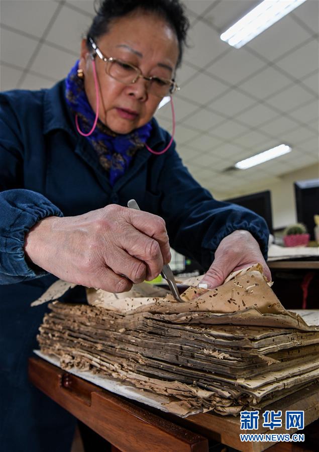 （图片故事）（4）70岁的袁东珏：给百余部古籍带来“新生”