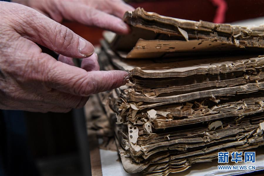 （图片故事）（5）70岁的袁东珏：给百余部古籍带来“新生”
