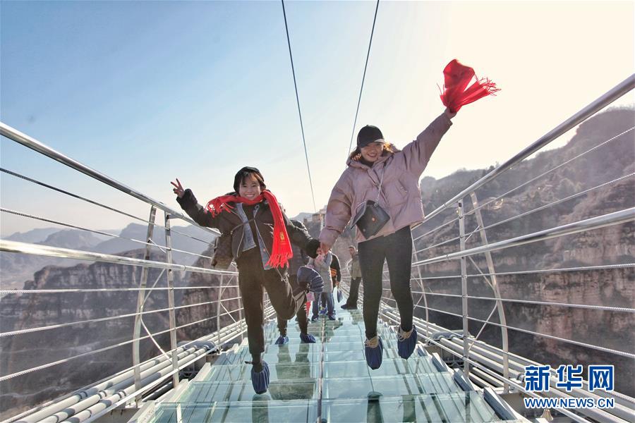 #（社会）（2）河北平山：全长488米悬跨式玻璃桥正式开放