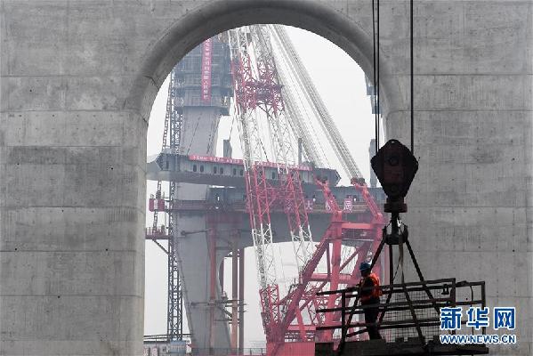（社会）（2）芜湖长江公铁大桥架设首个整节钢梁