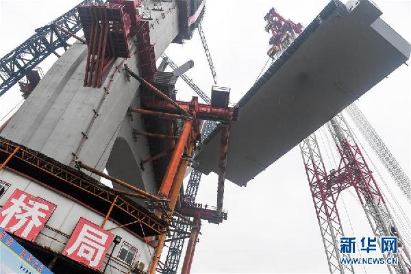 （社会）（4）芜湖长江公铁大桥架设首个整节钢梁