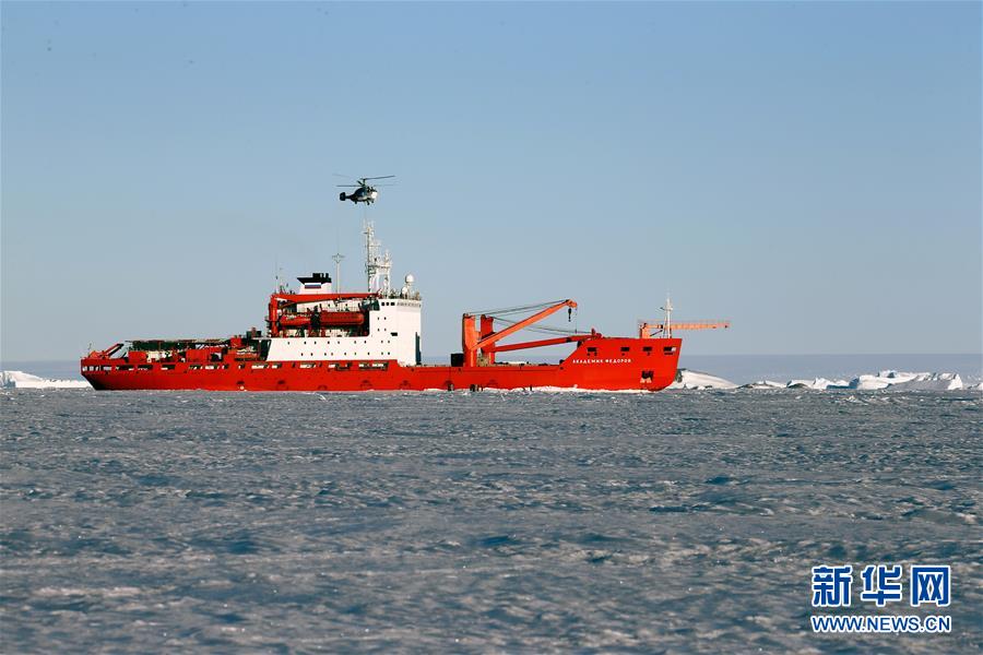 （第34次南极科考）（2）中俄科考船同步卸货 上演南极“冰上二重奏”