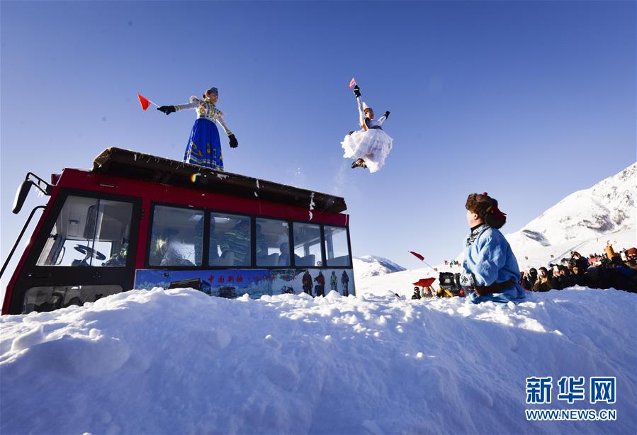 （社会）（1）新疆举行首届禾木国际泼雪节
