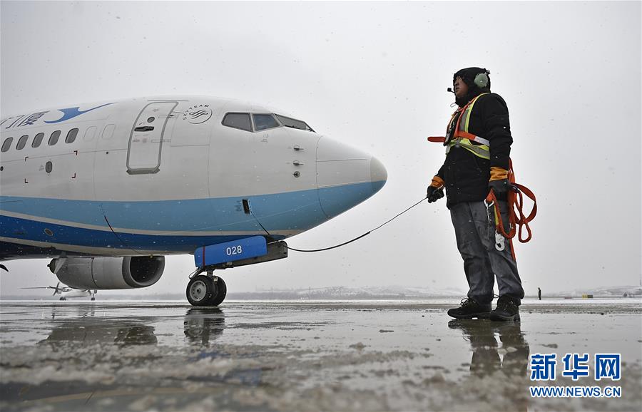 （社会）（3）冰雪中的飞机除冰师