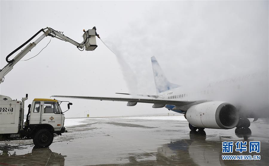 （社会）（2）冰雪中的飞机除冰师