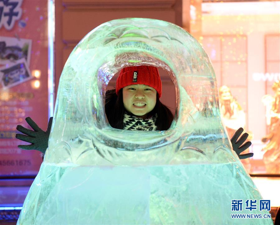 （社会）（3）哈尔滨：五彩冰雕扮靓中央大街