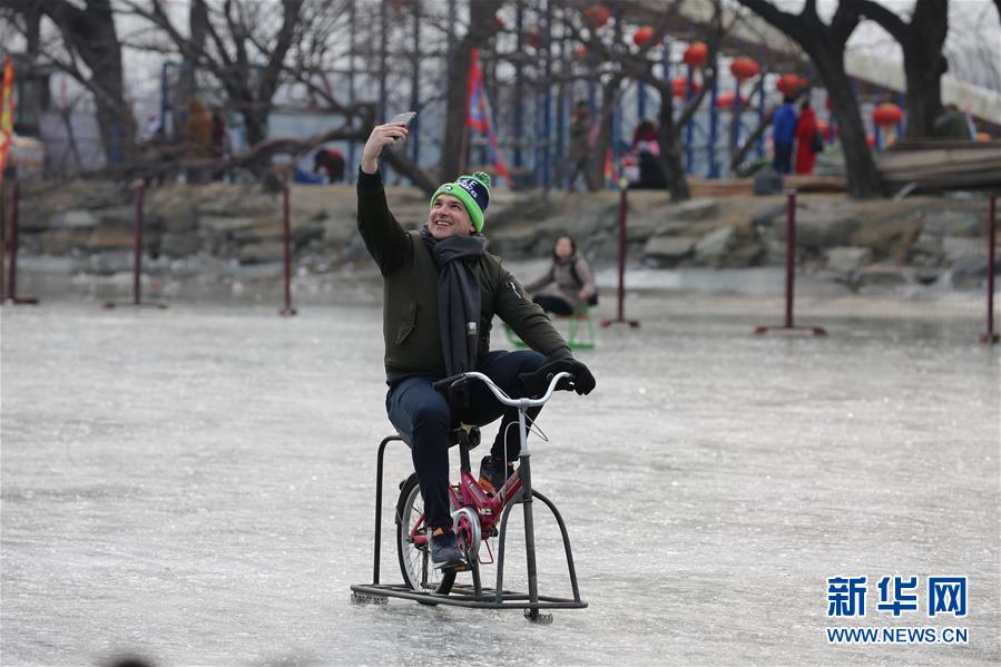 #（社会）（2）北京：颐和园里滑冰乐