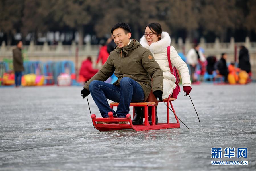 #（社会）（4）北京：颐和园里滑冰乐