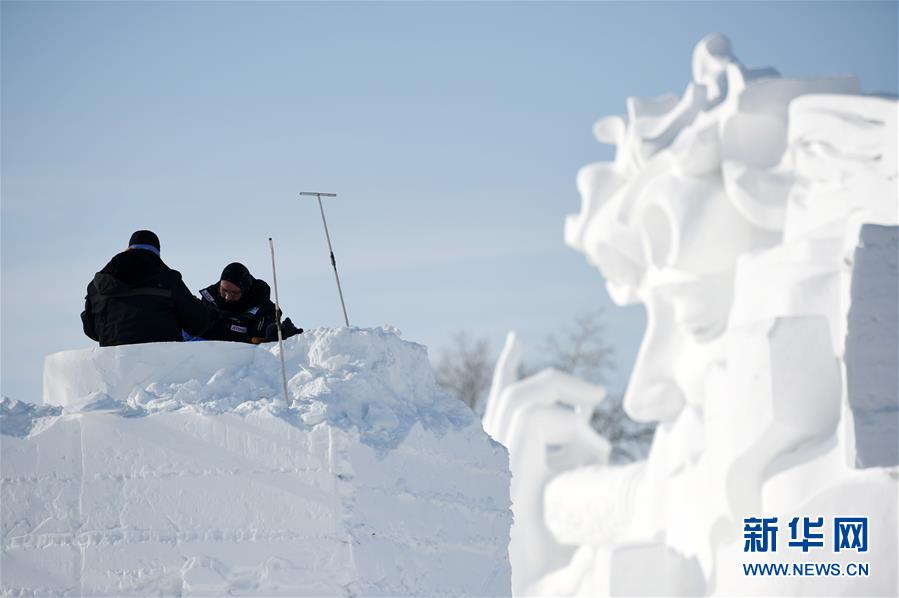（社会）（7）哈尔滨：国际雪雕比赛开铲
