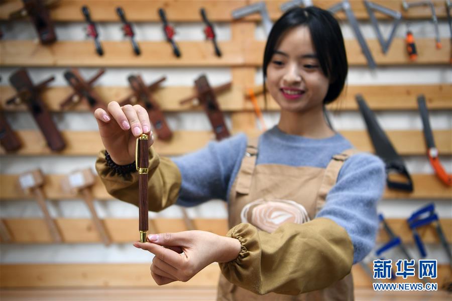 （图片故事）（5）女孩创业当“木匠”