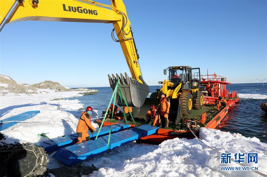 （图文互动）（2）中国南极新建站大型工程装备运上恩克斯堡岛