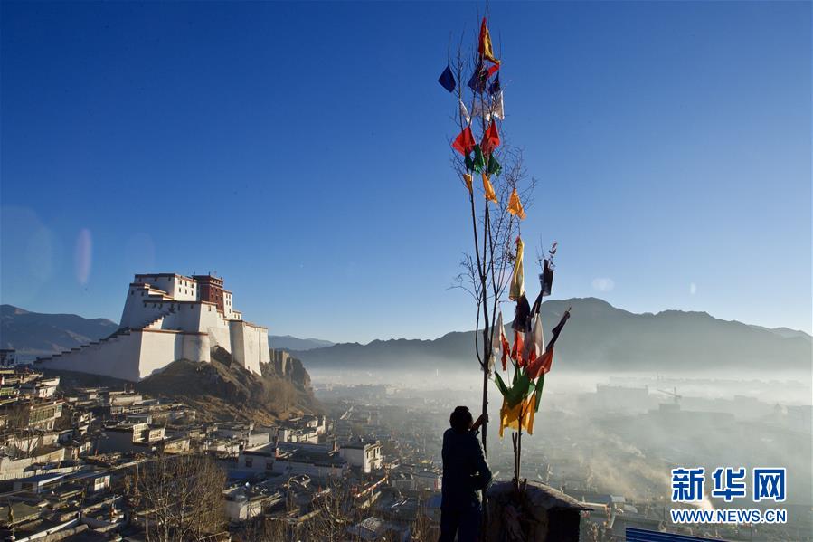 （文化）（1）西藏日喀则：竖五彩经幡 祈五谷丰登