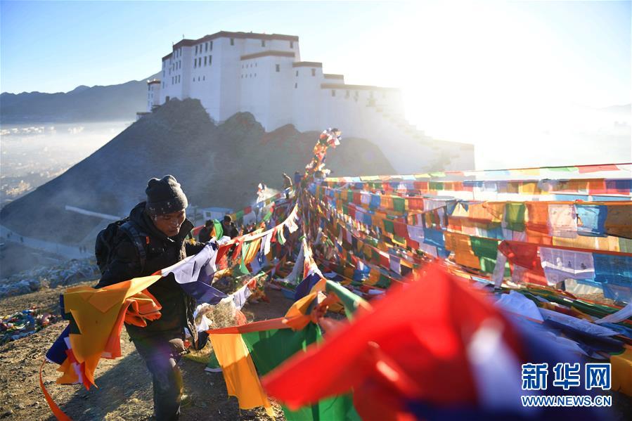 （文化）（2）西藏日喀则：竖五彩经幡 祈五谷丰登