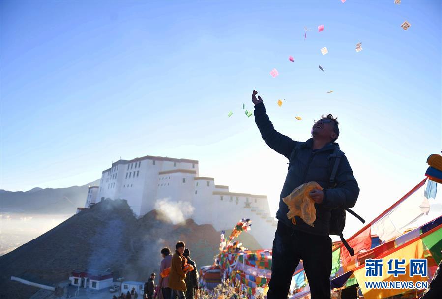 （文化）（3）西藏日喀则：竖五彩经幡 祈五谷丰登