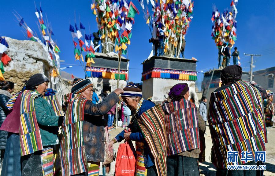 （文化）（4）西藏日喀则：竖五彩经幡 祈五谷丰登