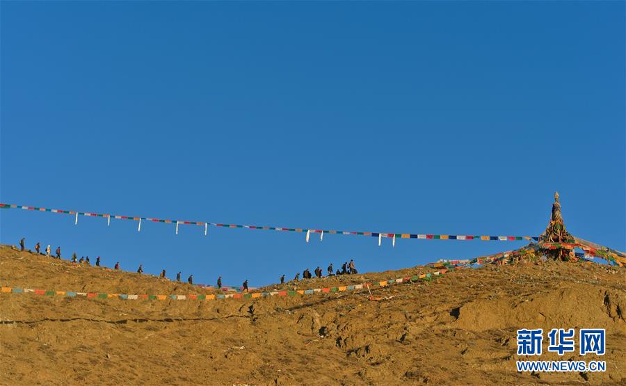 （文化）（6）西藏日喀则：竖五彩经幡 祈五谷丰登