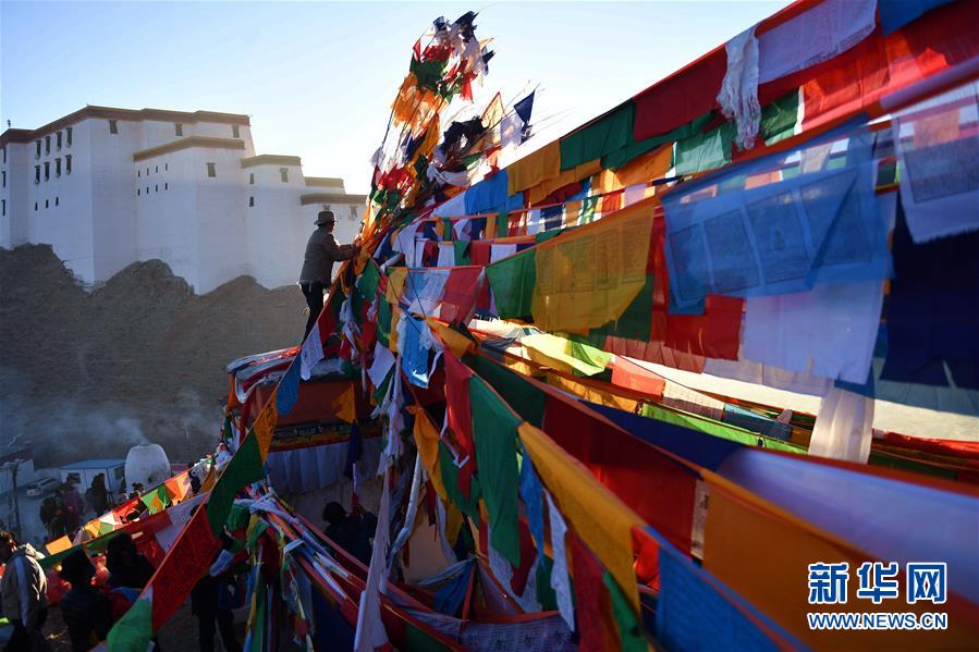 （文化）（7）西藏日喀则：竖五彩经幡 祈五谷丰登