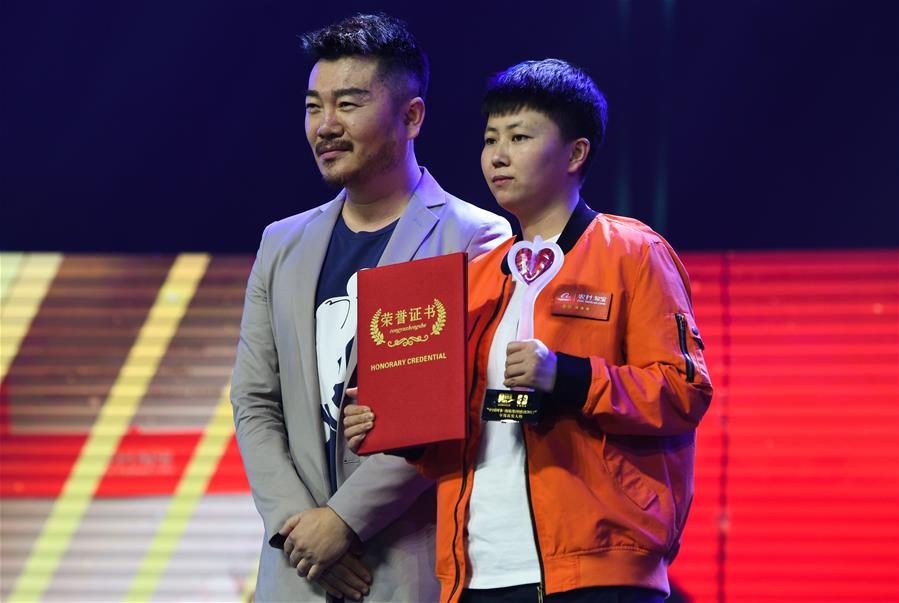 （新华网）（6）“中国网事·感动2017”颁奖典礼海口举行