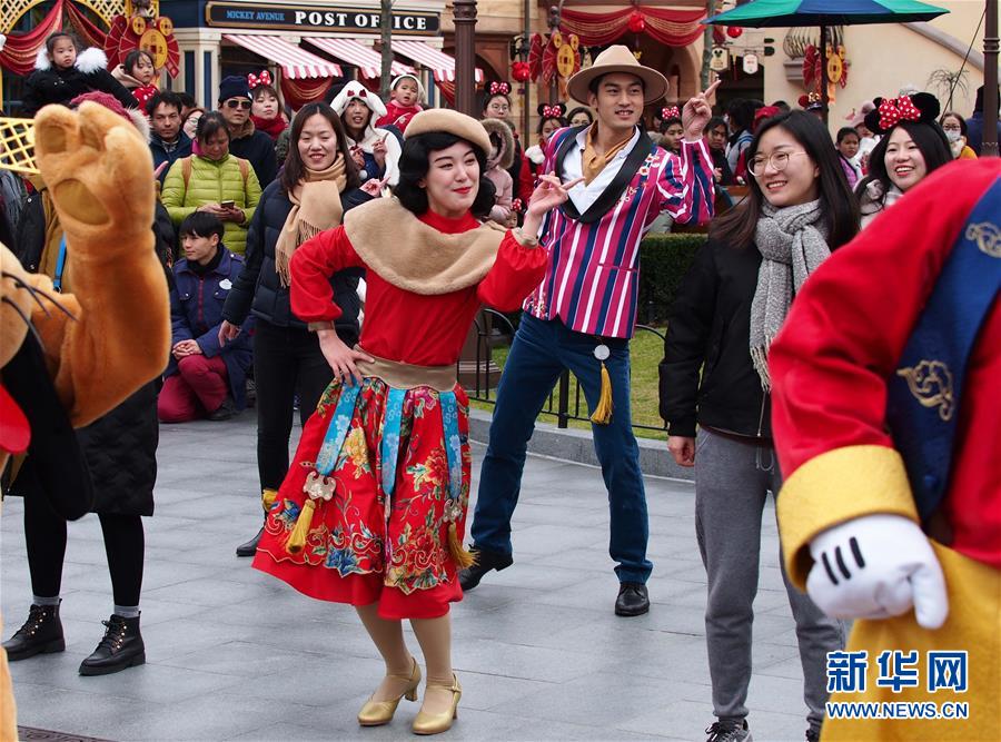 （社会）（2）上海迪士尼启动迎接中国农历狗年春节系列活动