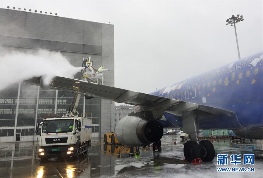 （社会）（5）上海机场为航空器除冰雪