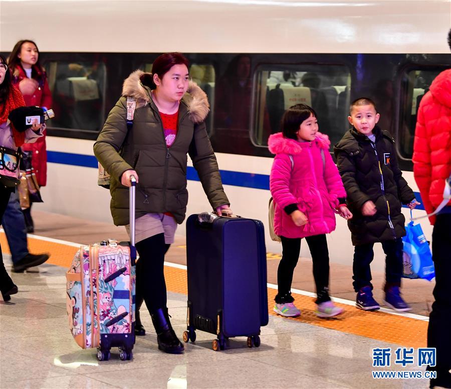 （关注春运）（6）重庆西站迎来首个春运客流高峰