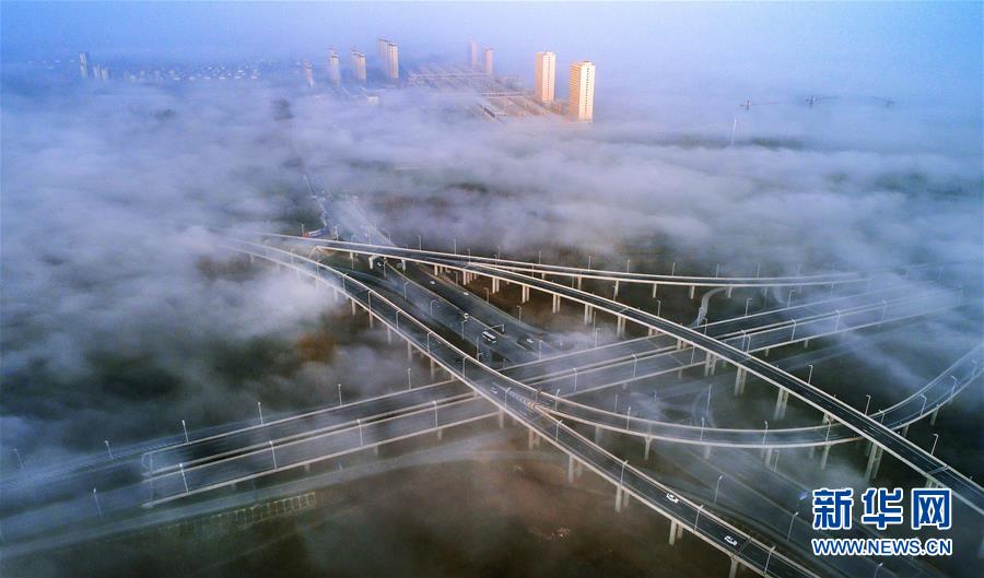 （社会）晨雾中的“天桥”