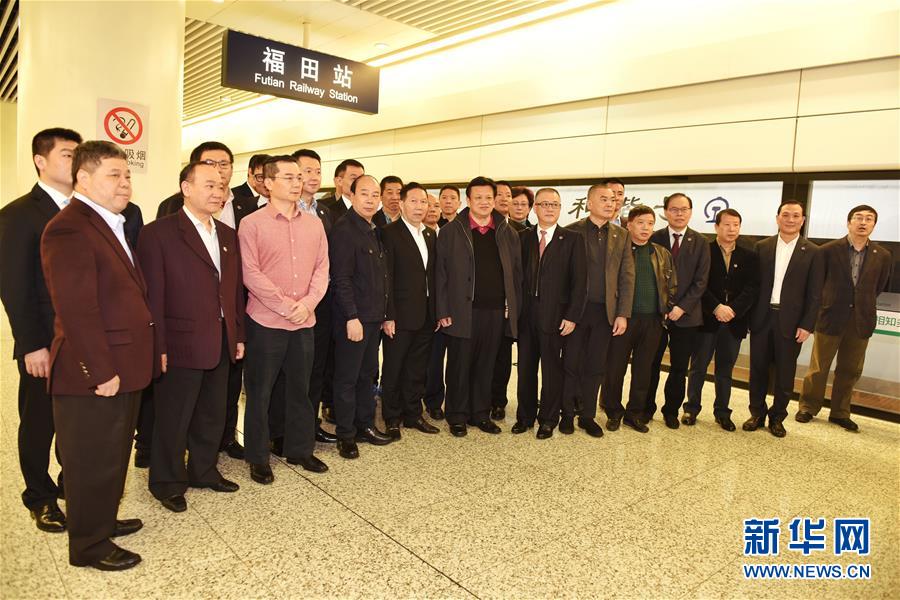（两会·图文互动）（2）港区全国人大代表和政协委员首次集体乘高铁抵京参会