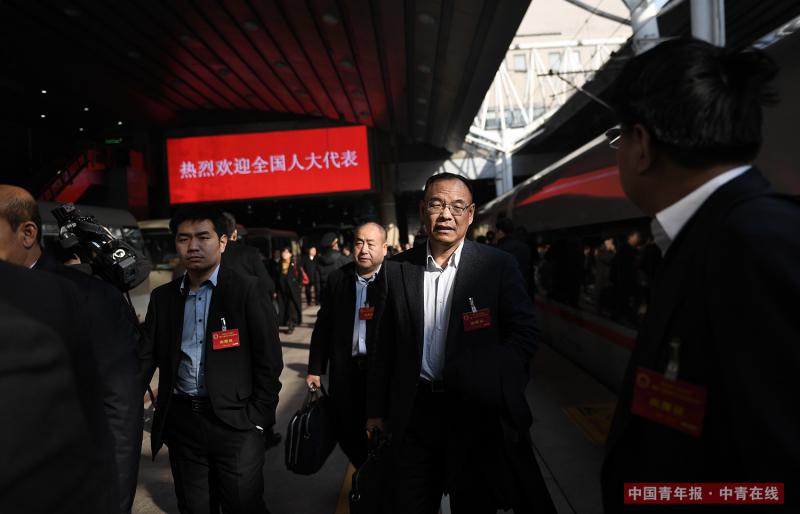 3月2日，出席十三届全国人大一次会议的河北代表团乘坐G9062次复兴号高铁列车抵达北京。中国青年报·中青在线记者 王婷舒/摄