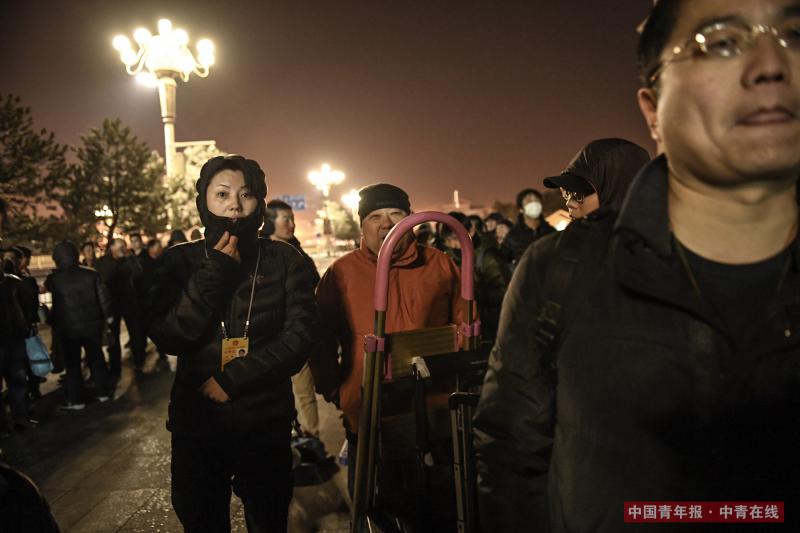 3月5日上午6点，人民大会堂东侧，中外记者排队等待安检。当日上午9时，十三届全国人大一次会议开幕，不少记者从凌晨开始排队。中国青年报·中青在线记者 王婷舒/摄