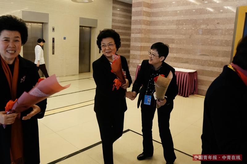 3月7日，北京友谊宾馆，全国政协十三届一次会议中国共产党界别分组讨论后，几位女委员提前收到了“三八”国际妇女节的祝福。中国青年报·中青在线记者 赵迪/摄（编辑：李峥苨）