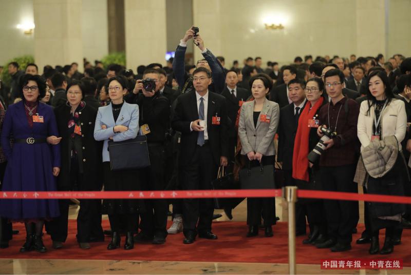 3月9日，十三届全国人大一次会议在北京人民大会堂举行第二次全体会议，参会的全国人大代表围观正在进行的“代表通道”。中国青年报·中青在线记者 赵青/摄（编辑：李峥苨）