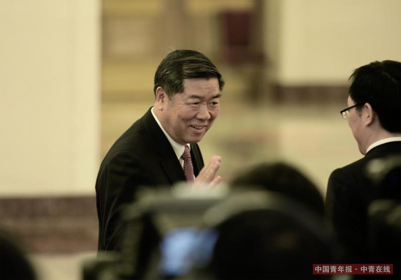 3月9日，十三届全国人大一次会议在北京人民大会堂举行第二次全体会议，国家发展改革委主任何立峰在“部长通道”接受记者采访。中国青年报·中青在线记者 赵青/摄