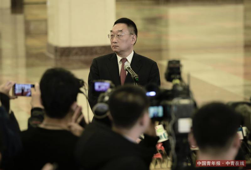 3月9日，十三届全国人大一次会议在北京人民大会堂举行第二次全体会议，水利部部长陈雷在“部长通道”接受记者采访。中国青年报·中青在线记者 赵青/摄