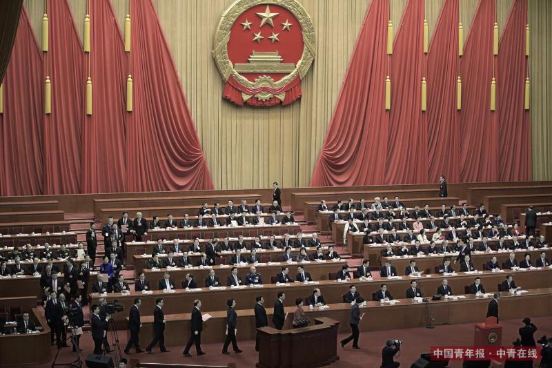 3月11日，十三届全国人大一次会议在北京人民大会堂举行第三次全体会议，代表投票表决宪法修正案草案。中国青年报·中青在线记者 赵青/摄