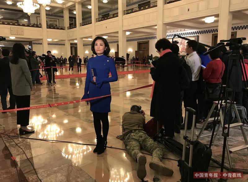 3月11日下午，北京人民大会堂，第三场“代表通道”即将开始。中国青年报·中青在线记者 赵青/摄