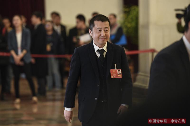 3月11日下午，北京人民大会堂，导演、第六届中国电影导演协会副会长贾樟柯接受记者采访后离开“代表通道”。中国青年报·中青在线记者 王婷舒/摄