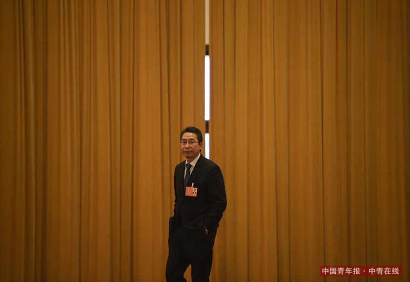 3月13日，北京人民大会堂，国家知识产权局局长申长雨等候进入“部长通道”。当天，申长雨表示将加大知识产权的保护力度，推进知识产权的“大保护”、“快保护”和“同保护”。中国青年报·中青在线记者 王婷舒/摄