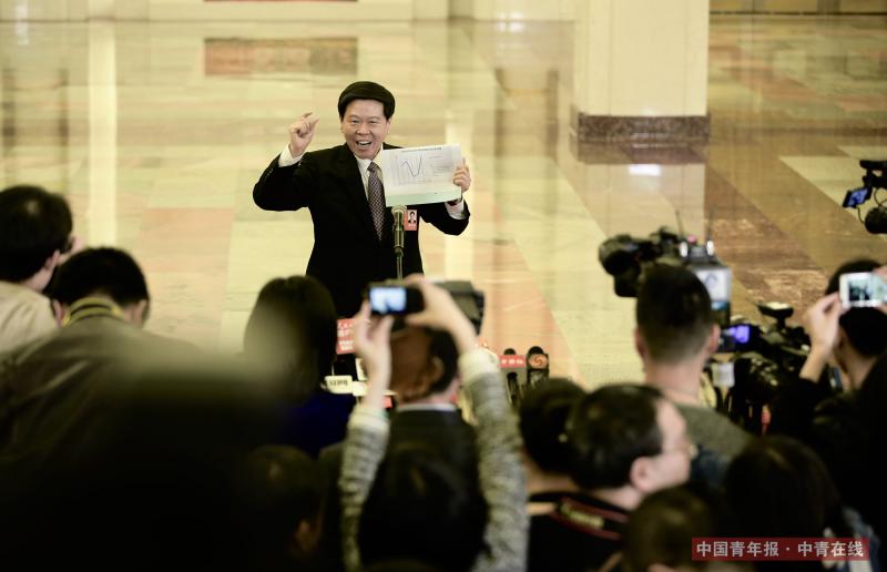 3月13日，北京人民大会堂，国家税务总局局长王军在“部长通道”接受采访时，拿出了3张图表介绍减税降费的成果。他说，《政府工作报告》中提到的今年重点推进的减税降费举措有18项，“是历次报告中着笔墨最多的一次，分量很重，力度很大”。中国青年报·中青在线记者 赵青/摄