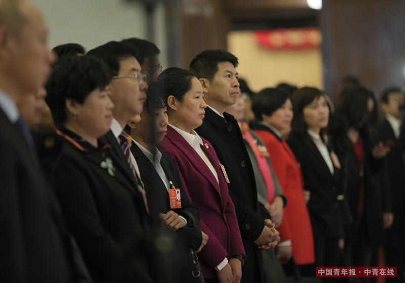3月13日，十三届全国人大一次会议在北京人民大会堂举行第四场“代表通道”，入场的其他代表自发在旁边观看。中国青年报·中青在线记者 赵青/摄