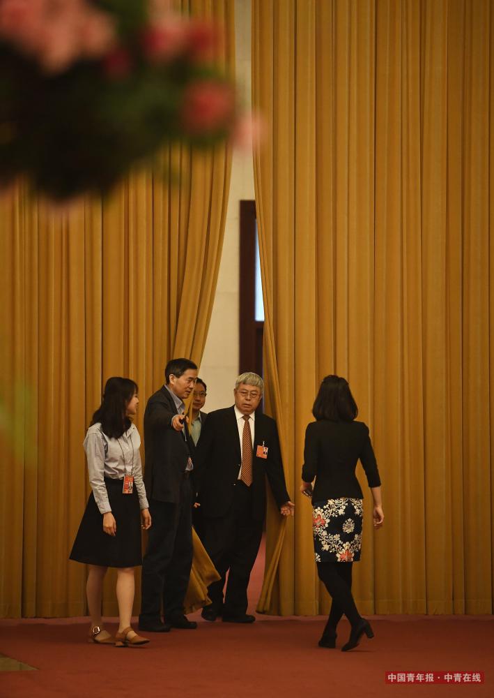 3月13日，北京人民大会堂，国务院扶贫办刘永富（右二）等候进入“部长通道”。中国青年报·中青在线记者 王婷舒/摄（编辑：李峥苨）