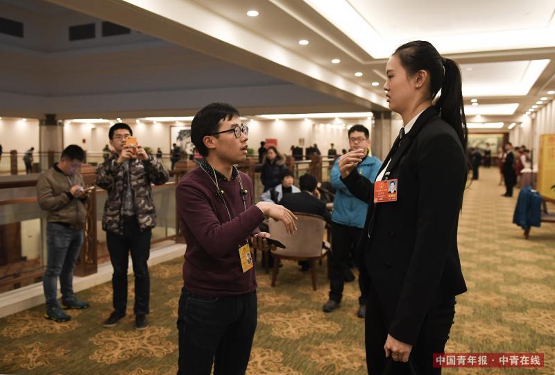 3月6日，中国青年报·中青在线记者王林采访全国人大代表、中国国家女子排球队运动员张常宁。中国青年报·中青在线记者 王婷舒/摄