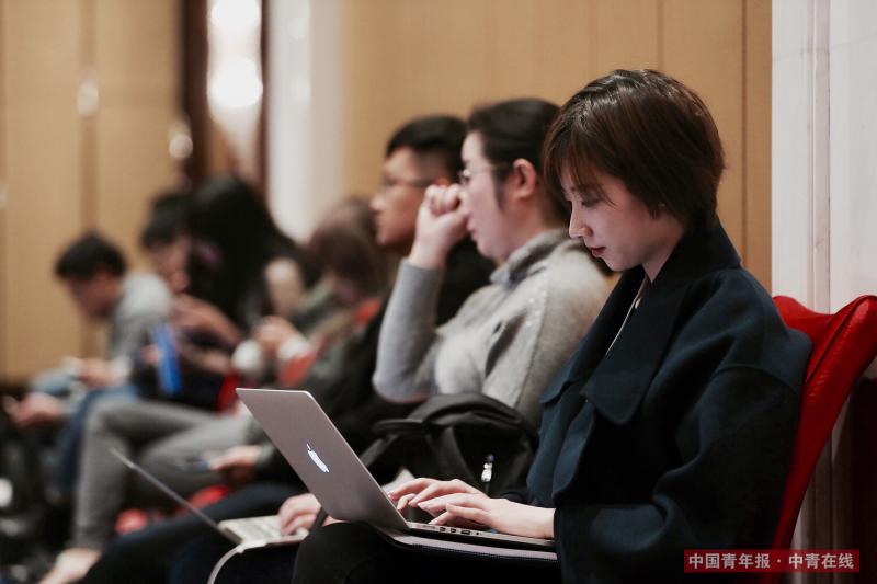 3月12日，北京丰大国际酒店，中国青年报·中青在线记者王景烁在全国政协十三届一次会议科协界别小组讨论会上。中国青年报·中青在线记者 赵迪/摄