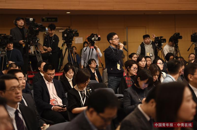 3月12日上午，十三届全国人大一次会议关于人大立法工作的记者会上，中国青年报·中青在线记者王鑫昕针对近年来屡屡发生的校园欺凌事件提问。十二届全国人大内务司法委员会副主任委员王胜明在回答时表示，将在相关法律的修法过程中认真研究并提出解决办法。 中国青年报·中青在线记者 王婷舒/摄