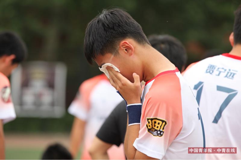 5月19日，北高杯半决赛后，北京一零一中学的一名球员因罚丢点球导致球队出局掩面而泣。实习生 康书源/摄
