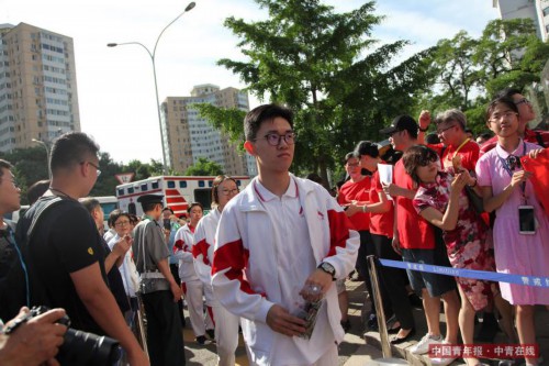 6月7日上午，北京人大附中，考生排队进入考点。中国青年报·中青在线实习生 康书源/摄